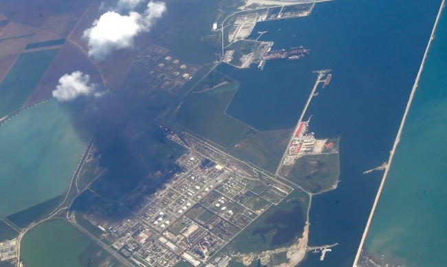 Тежък инцидент в най голямата румънска петролна рафинерия Петромидия която се