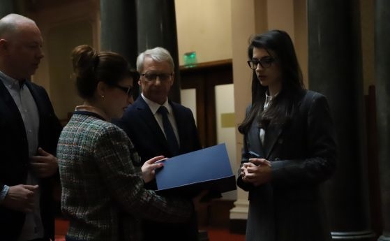Лена Бориславова е изпратила съобщение до председателката на парламентарната група на