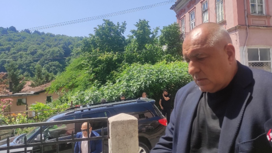 Като гражданска война метеж и изключително опасно определи случващото се в