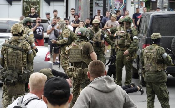 ЧВК Вагнер спира движението на колоните обръща ги и се