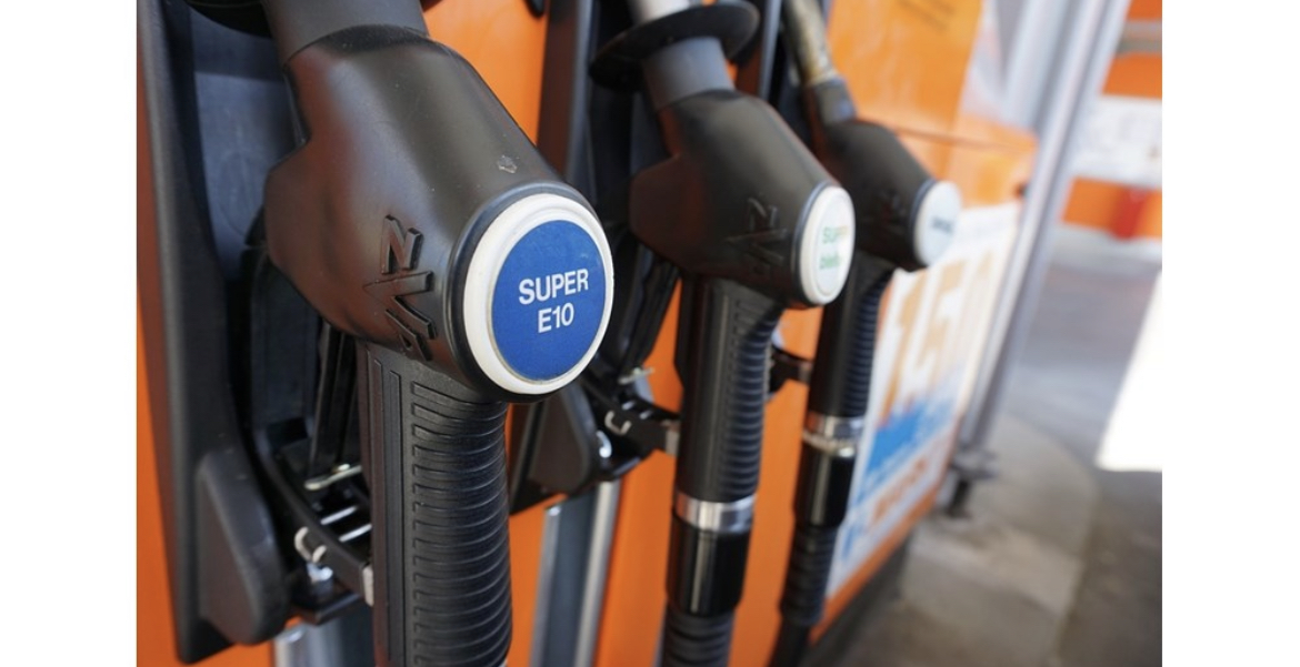 Опашки по бензиностанциите празни рафтове в магазините разпродадени са билетите