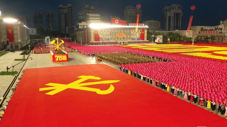 Северна Корея организира в Пхенян масови митинги на които хората