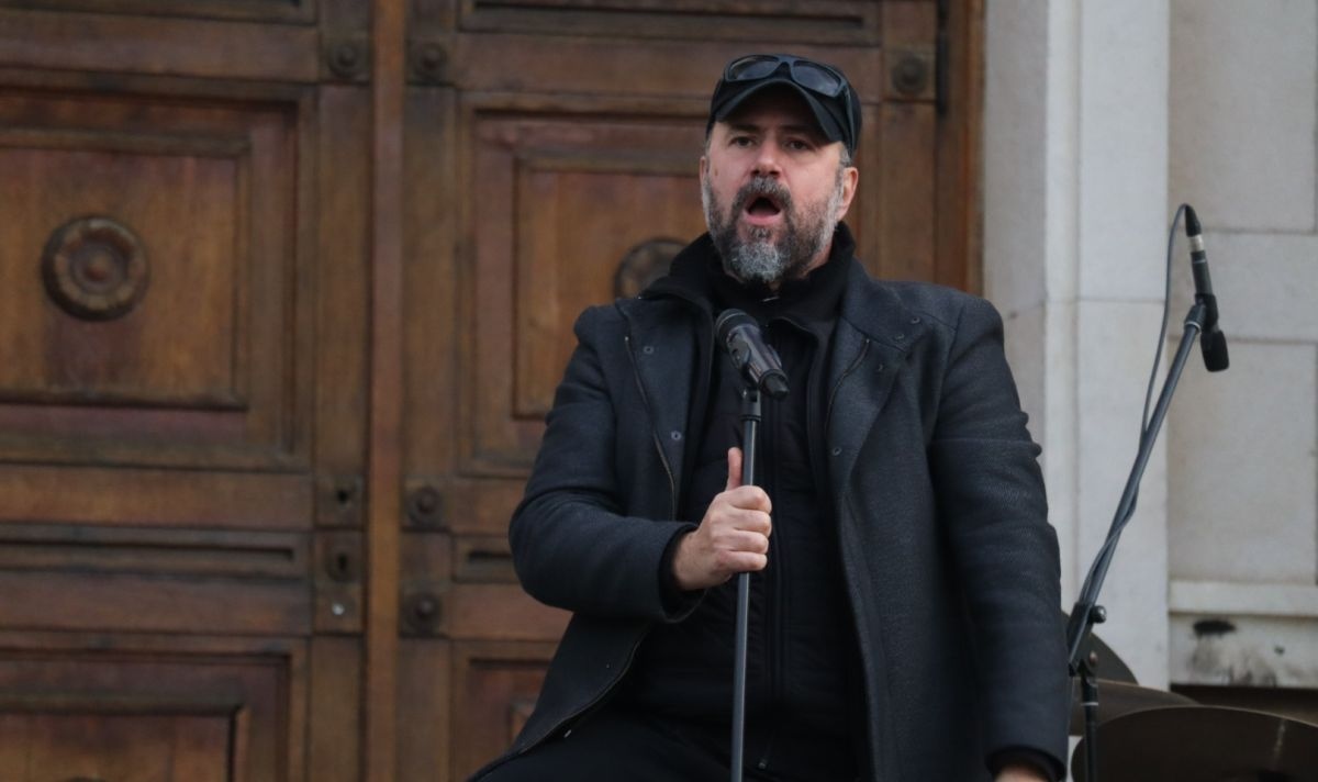 Певецът артист и писател Стефан Вълдобрев нарича своята група министерството