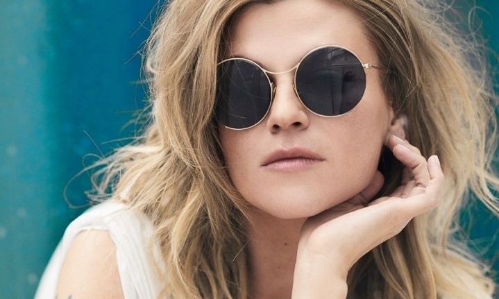 Критиците я сравняват с Ела Фицджералд и Нина Симон Кадифеният