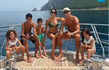 Кристиано Роналдо и семейството му се събраха в Сардиния за
