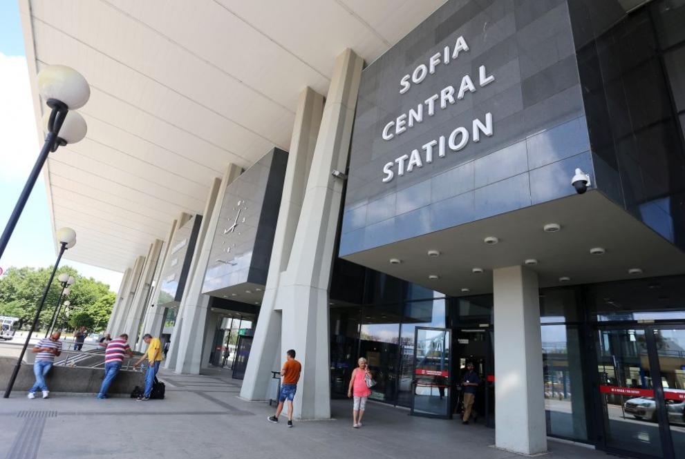 Централната гара в София е затворена заради забравена чанта съобщиха