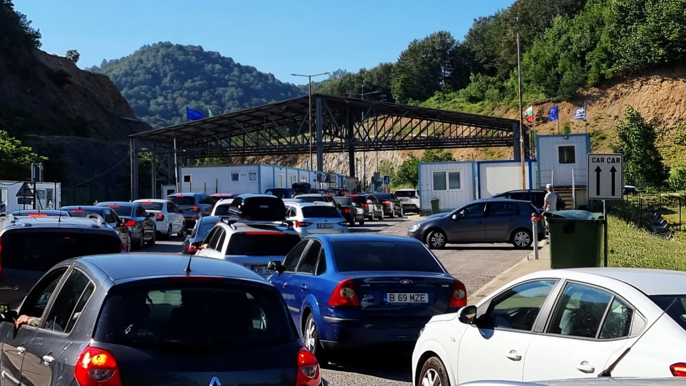 Срив в системата за граничен контрол образува опашки от автомобили