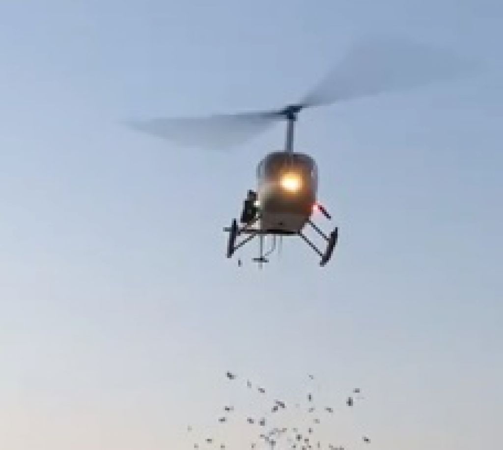 Кадри показват как хеликоптер прелита на опасна височина над един