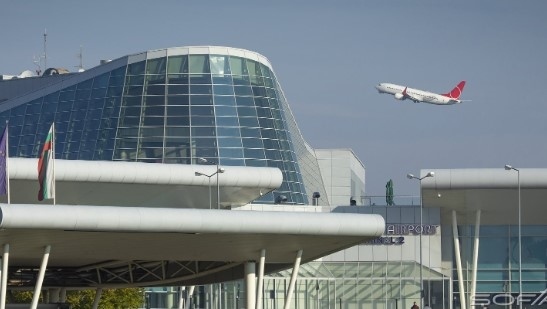 Самолет кацна аварийно на летище София, пиян пътник опитал да отвори вратата в движение