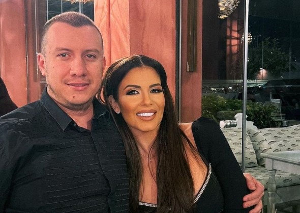 41 годишната поп фолк певица Анелия се сгоди за бизнесмена Любомир