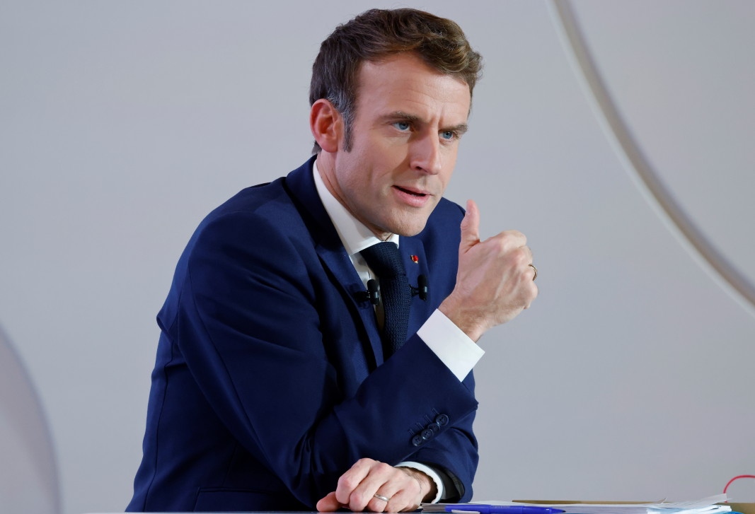 Френският президент Еманюел Макрон обмисля да блокира социалните мрежи в