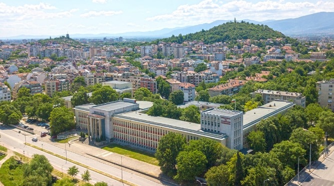 При огромен интерес протича записването на приетите на първо класиране