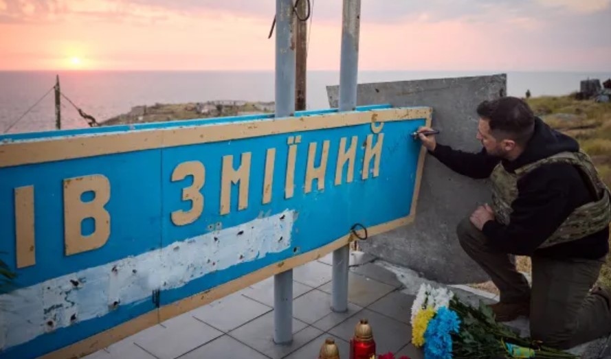 Украинският президент Володимир Зеленски посети скалистият Змийския остров в Черно