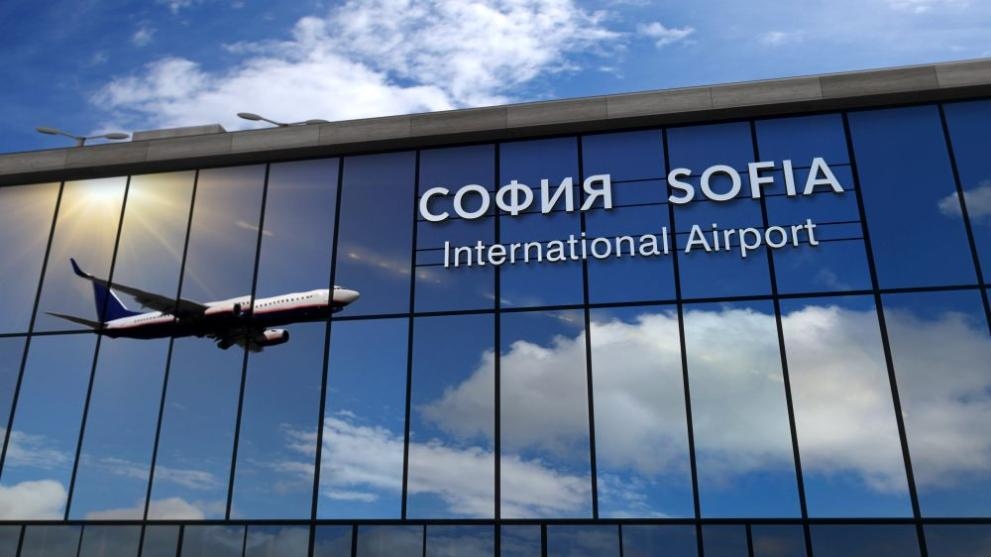 Специализирана полицейска операция се провежда на летище София заради подаден