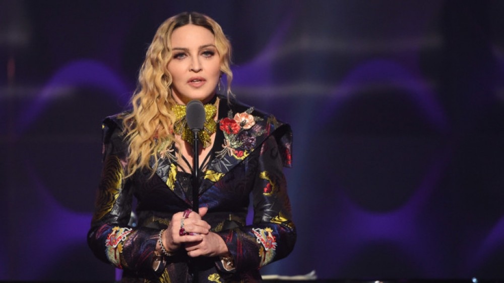 В края на юни поп иконата Мадона беше хоспитализирана заради