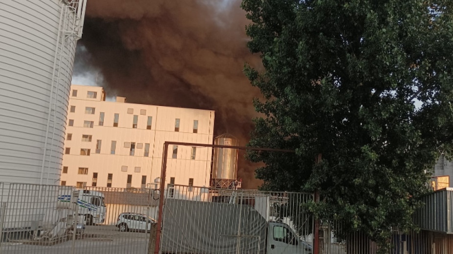 Голям пожар гори в завода за храни и фуражи за