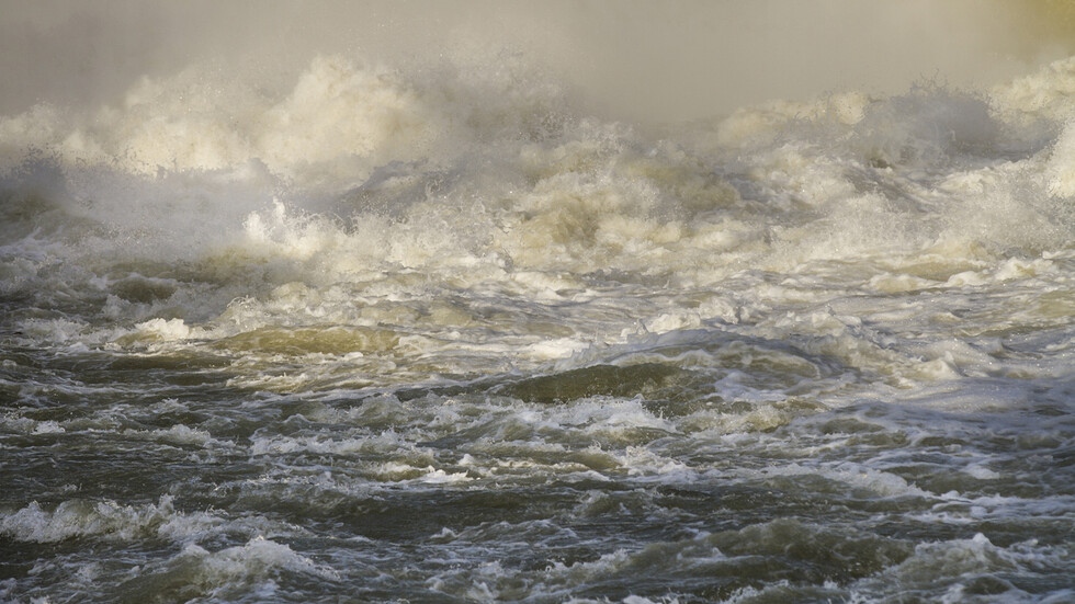 Поройни дъждове и буреносни ветрове удариха южната част на Русия