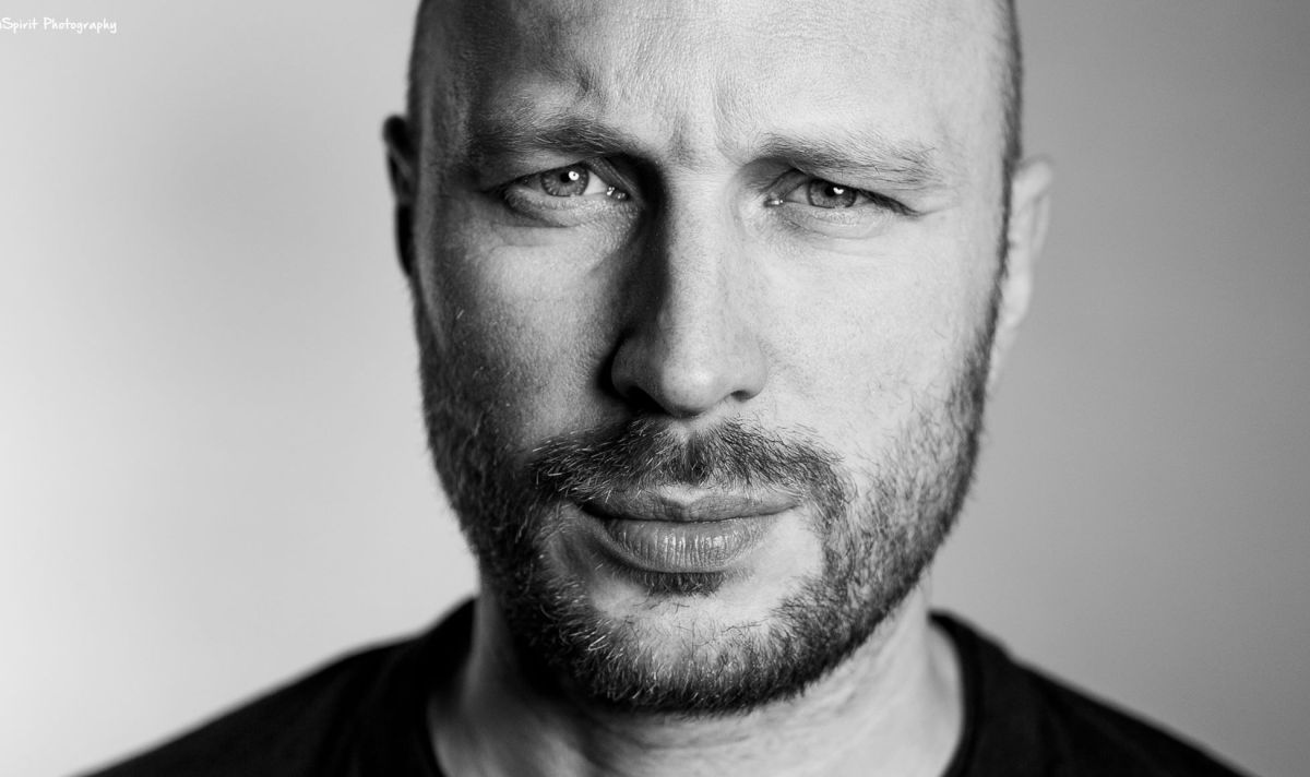 Фотографът на трупата на Народния театър Стефан Щерев съобщи в