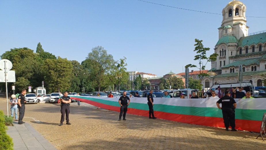 Протестиращите освободиха движението по улица 15 ноември край Народното събрание