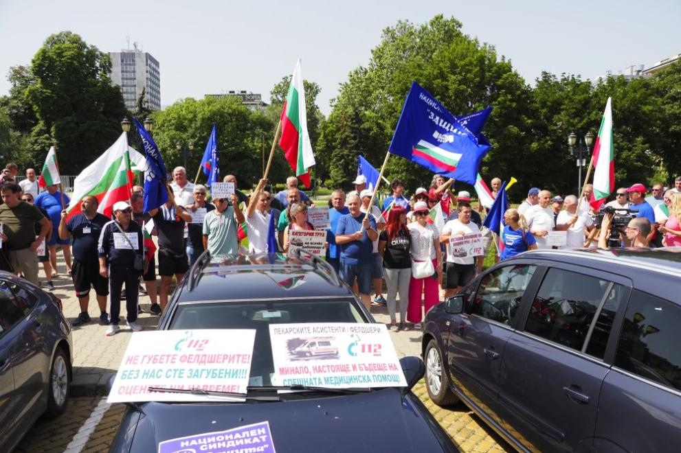 Шофьори на линейки фелдшери и медицински сестри от цялата страна