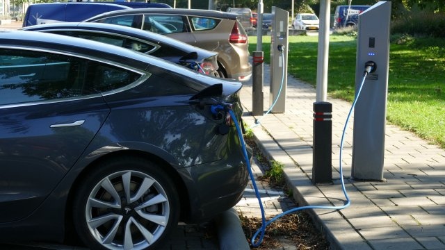 Все повече собственици на електрически автомобили забелязват рязък спад на