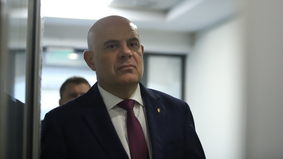 Отстраненият бивш главен прокурор Иван Гешев обяви с прочувствен пост