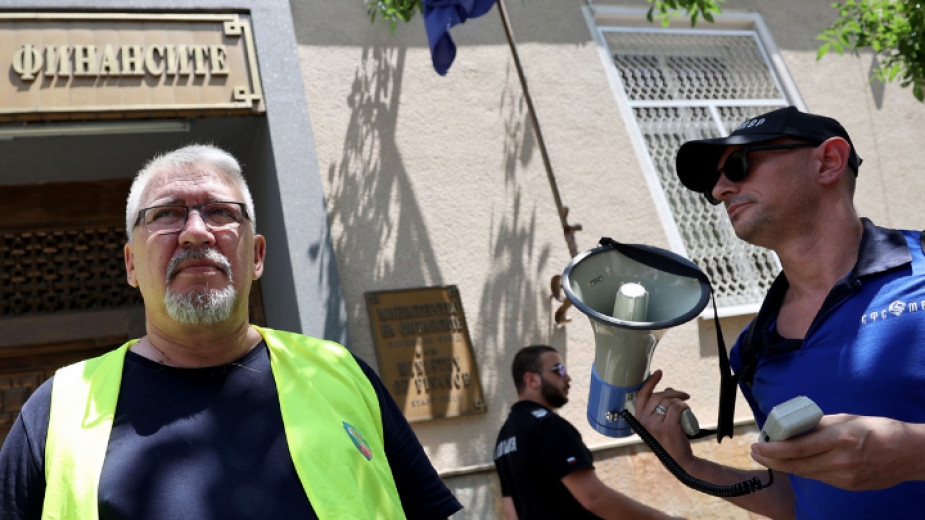 Стотици служители на Министерството на вътрешните работи са пред сградата