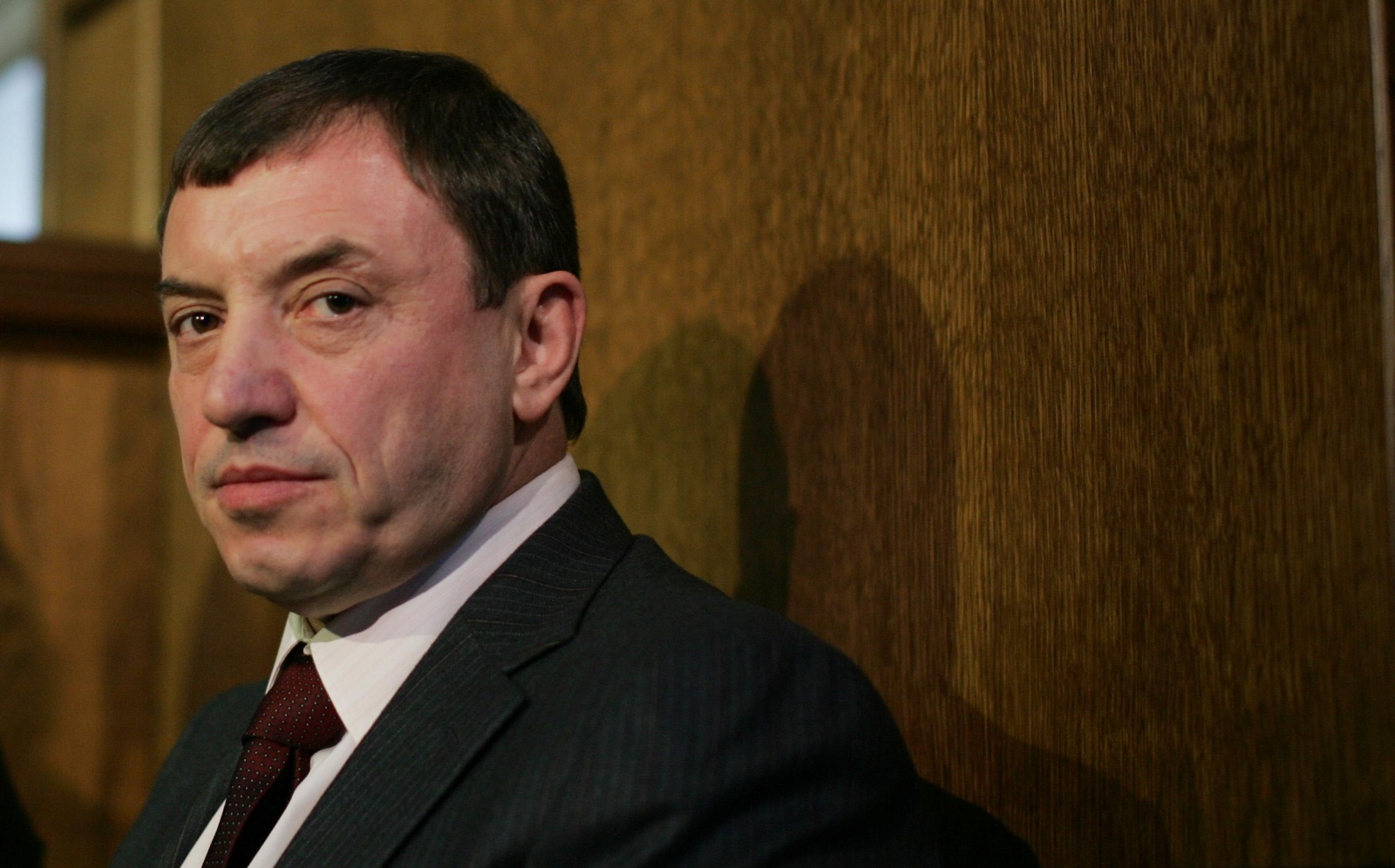 Румен Радев е интелигентен човек и държавник но около него