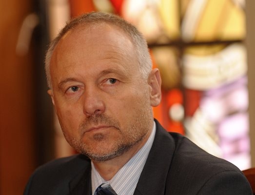 Неразбираемо е когато излиза от човек който е с много