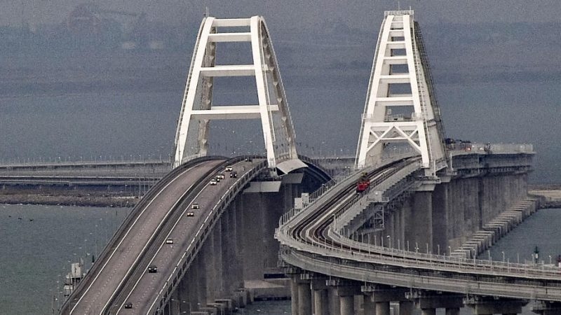 Движението по построения от Русия мост свързващ Кримския полуостров с