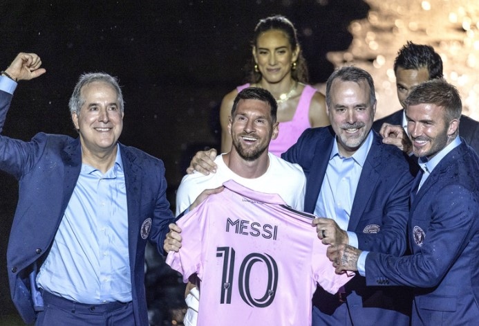 Световната футболна звезда Лионел Меси беше посрещнат в Маями с