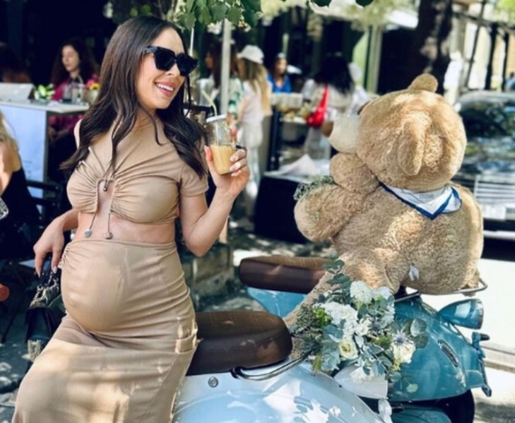 Маги Джанаварова роди момиченце Детето носи името Елизабет Певицата сподели снимка