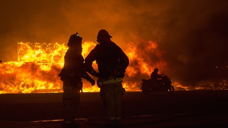Голям пожар пламна в Русе, горят постройки във вилна зона 
