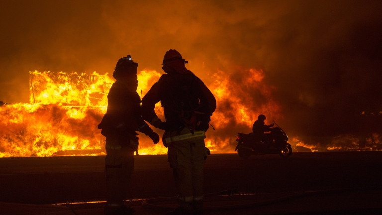 Голям пожар пламна в Русе. Запалили са се сухи треви