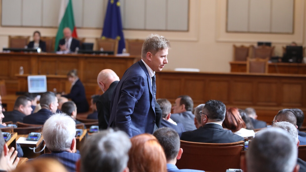 Народните представители приеха оставката на Ивайло Шотев от Продължаваме промяната