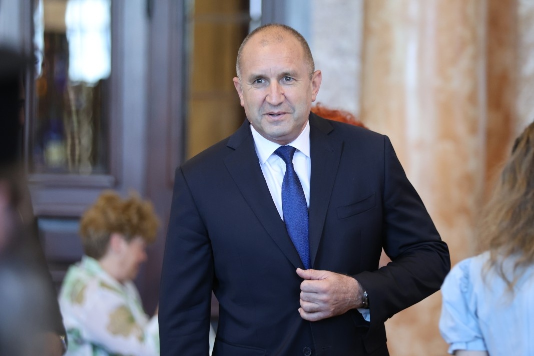 Словесно контранападение предприе президентът Румен Радев който рано тази сутрин