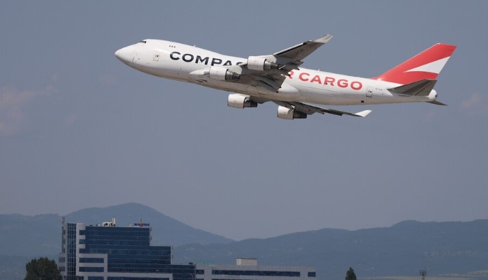 С традиционен воден салют на летище София беше посрещнат първия