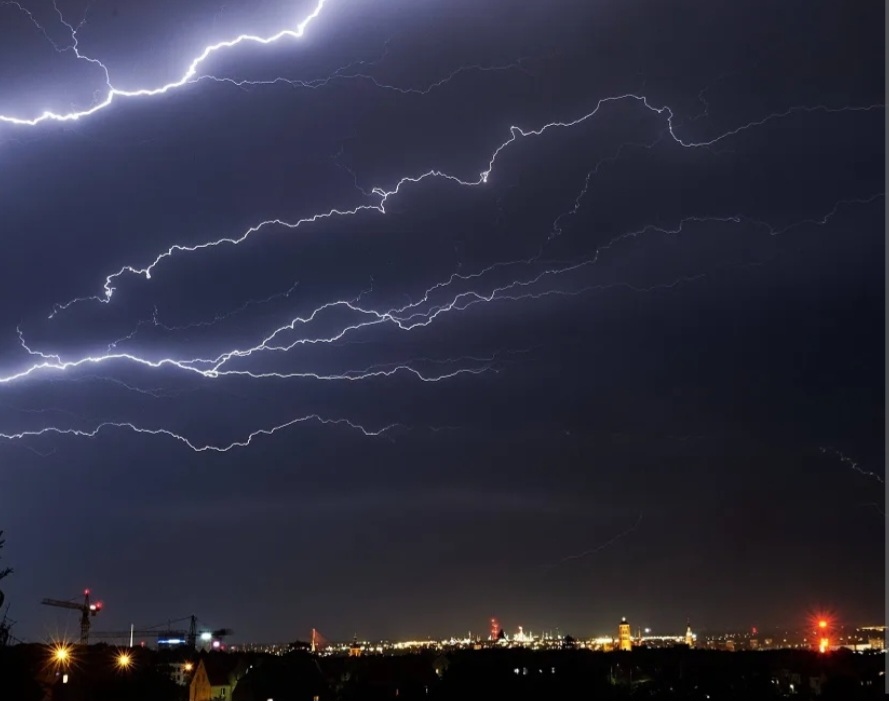 Тази вечер и утре през деня ще има валежи с