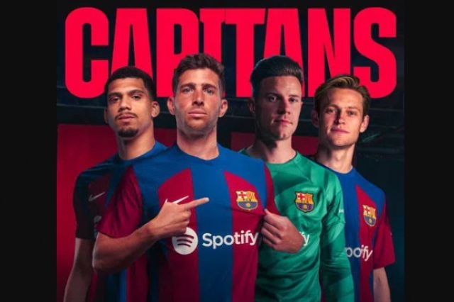 Барселона официално обяви кои футболисти ще носят капитанската лента на