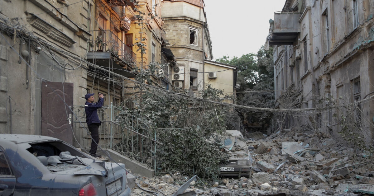 Най малко един човек е загинал а 15 са ранени при