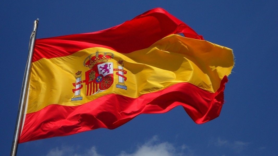 Днес испанците гласуват на предсрочните парламентарни избори, до които се
