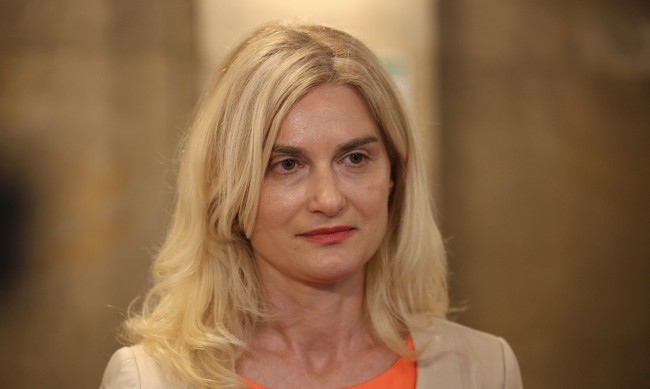 Министърът на туризма Зарица Динкова застана на страната на потребителите