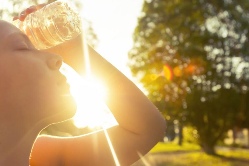 Пиене на повече вода консумиране на леки храни и избягване