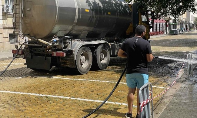 И днес продължава извършването на допълнително миене на основни пътни