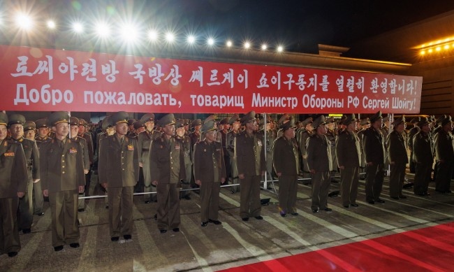 Северна Корея постла червения килим за руския министър на отбраната