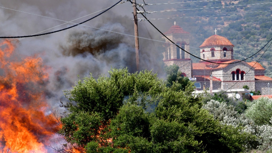 Два са опасните огнени фронта на остров Корфу Български екип