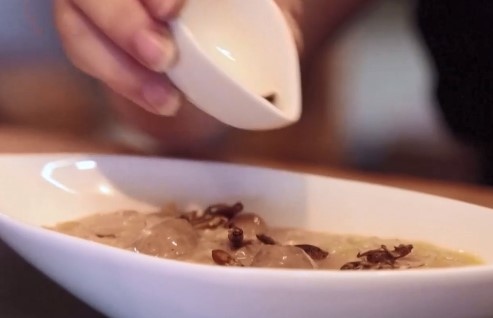 В уютно кафене на една от оживените туристически улици в