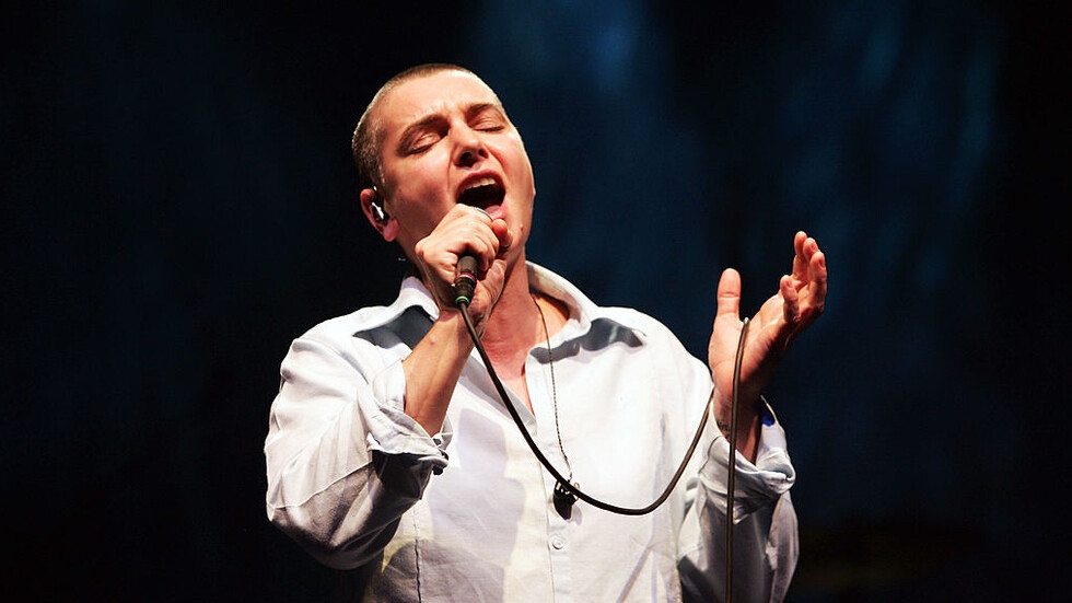 Ирландската певица Шиниъд О Kонър е била открита неконтактна в дома си