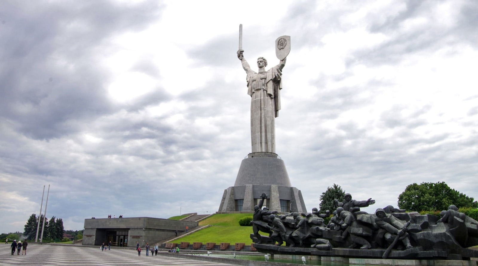 В Киев започна премахването на съветски герб от емблематичен паметник