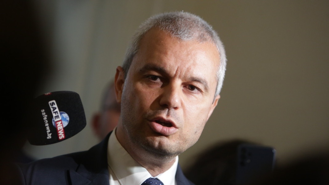 Председателят на ПП Възраждане  Костадин Костадинов наричан още Копейкин а отскоро